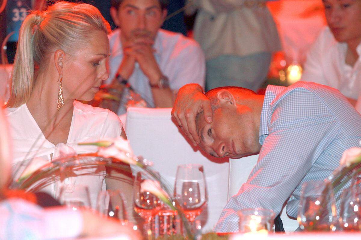 Das hatten sich die Spieler des FC Bayern anders vorgestellt. Die Afterparty geriet zu einer Trauerfeier. Arjen Robben suchte Trost bei seiner Frau Bernadien.