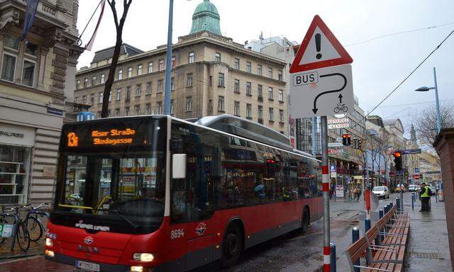 Abenteuerliche Schilder und ein Bus, der durch die Mariahilfer Straße fährt - nun wurde die Route geändert. 