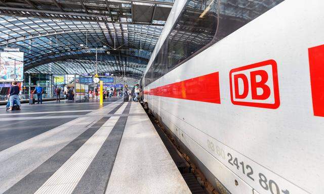 DB Logo Deutsche Bahn ICE 4 Zug im Bahnhof Berlin Hauptbahnhof Hbf in Deutschland Berlin, Deutschland - 20. August 2020