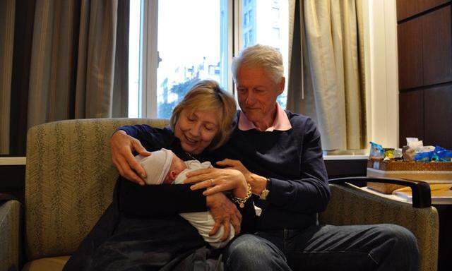 Hillary und Bill Clinton mit Enkel Aidan 