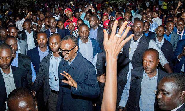 Paul Kagame (mit Brille vorne) gilt als zentraler Friedensstifter in Ruanda. 