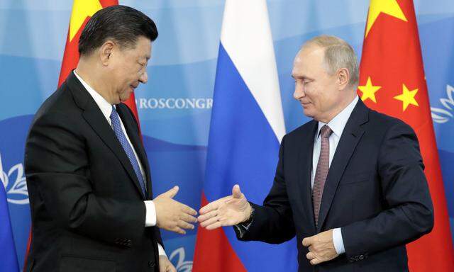 RUSSIA-CHINA-Chinas Präsident Xi Jinping und sein russischer Kollege Wladimir Putin trafen einander bei einem Wirtschaftsforum in Wladiwostok.