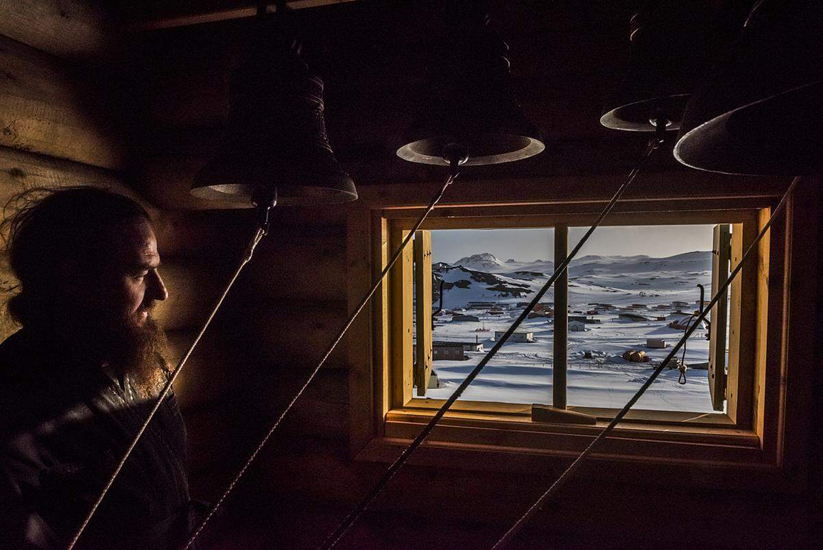 Daniel Berehulak, Australien , 2015, für The New York Times Aus der Serie "Ein antarktisches Abenteuer": Ein Priester im Glockenraum in der russisch-orthodoxen-Kirche in Fildes Bay, Antarktis.