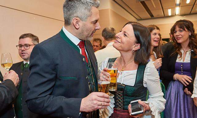 Gemeinsamer Auftritt beim Ball des niederösterreichischen Bauernbunds im Jänner 2020: Katharina und Karl Nehammer.