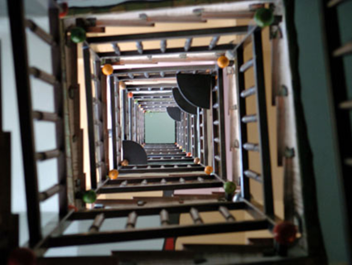 Nach einer Faustregel ist in einem Land eine Rezession da, wenn das Bruttoinlandsprodukt an zwei aufeinanderfolgenden Quartalen schrumpft.  Passiert ist das bisher weder in den USA noch in Europa.