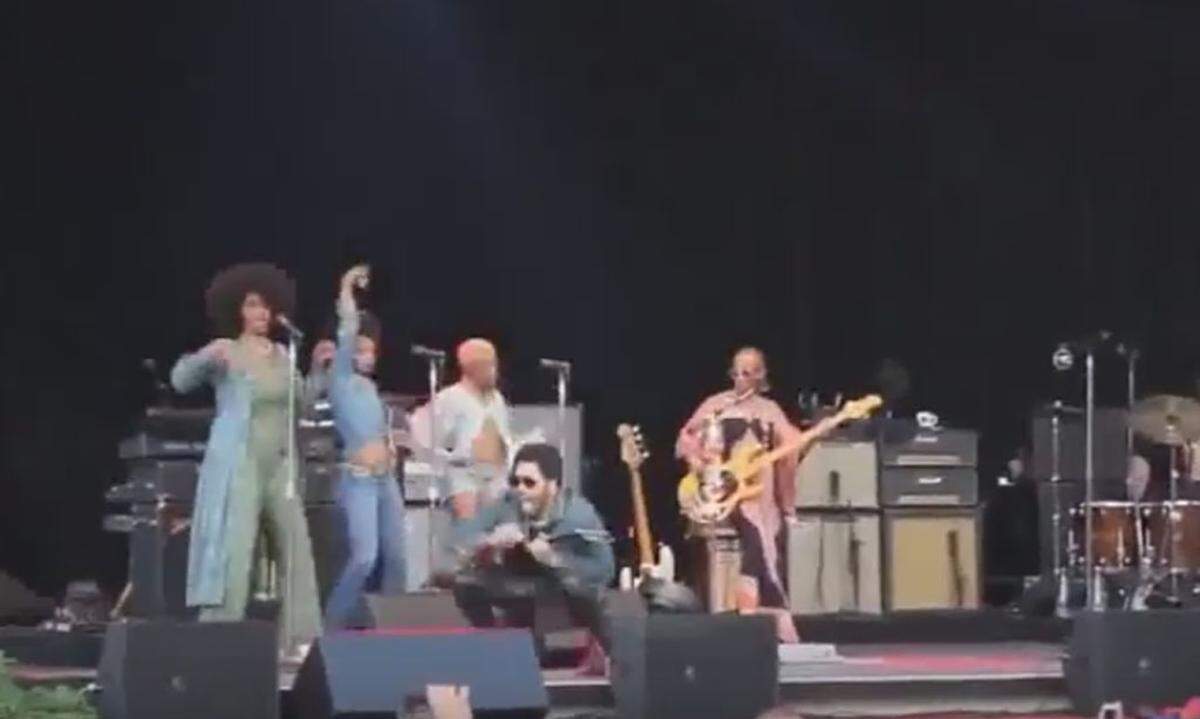 Etwas zu eng war wohl die Lederhose, die Musiker Lenny Kravitz bei einem Konzert in Stockholm trug. Denn als sich der 51-Jährige nach unten kniete, platze die Hose auf und zeigte Kravitz bestes Stück. Der Sänger selbst nimmt #Penisgate, wie die Webgemeinde den Vorfall betitelte, allerdings gelassen.