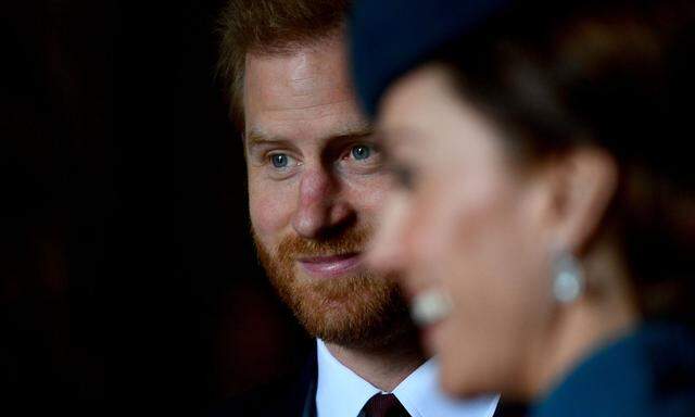 Prinz Harry hinter dem Profil seiner Frau Meghan