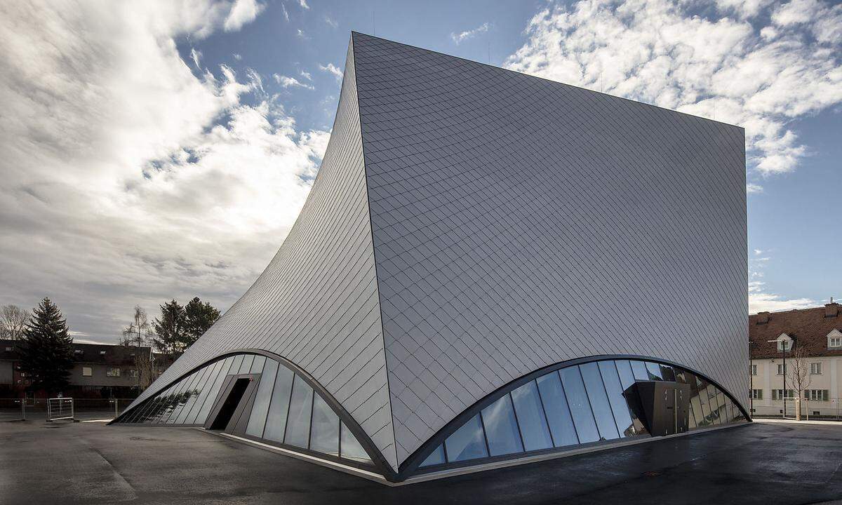 In Krems war am 2. März die neue Landesgalerie Niederösterreich für ein Wochenende für alle Interessierten geöffnet. Geplant vom Vorarlberger Architektenbüro Marte Marte im Sinne einer "radikalen Poesie", sollen ab der Eröffnung im Mai – trotz schillerndem Äußeren – innen die Ausstellungsstücke die volle Aufmerksamkeit auf sich ziehen. (red., 1. 3. 2019)