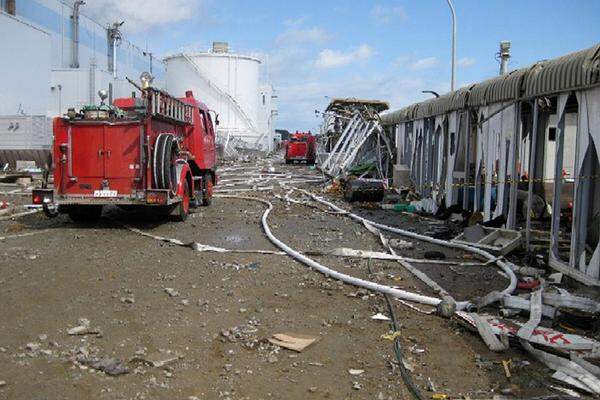 Mitte April stellt sich Japan auf einen langen Kampf in Fukushima ein. Betreiber Tepco geht davon aus, dass die Reaktoren erst in sechs bis neun Monaten wieder stabil sind. Drei Monate soll es allein dauern, die Kühlung wieder in Gang zu setzen.