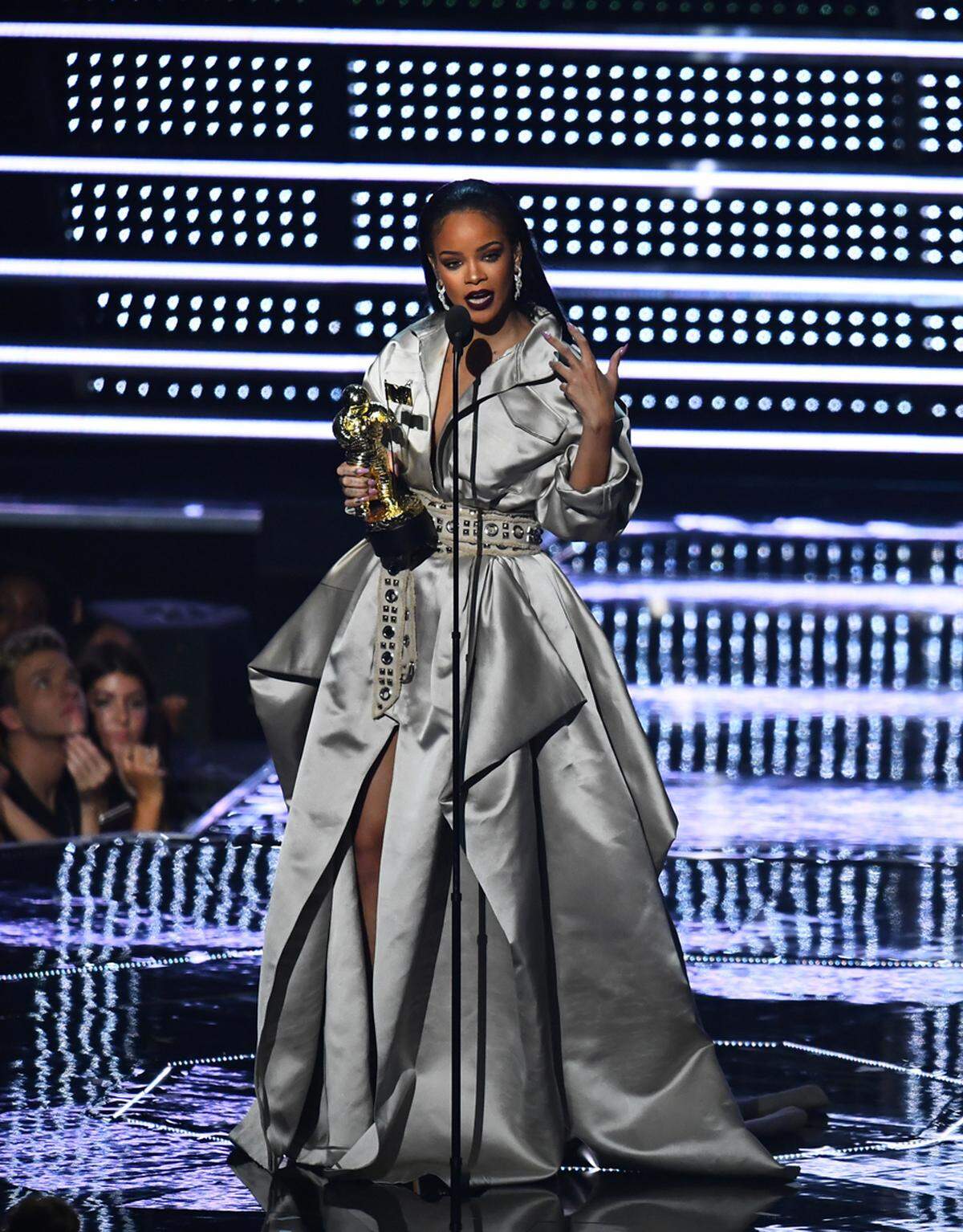Einen dramatischen Auftritt legte Rihanna bei der Awardübergabe hin. 