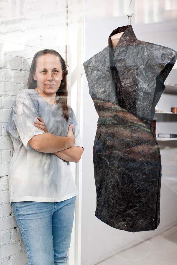 Designerin Christiane Gruber knetete schwarzes Papier und bestrich es mit Latex.
