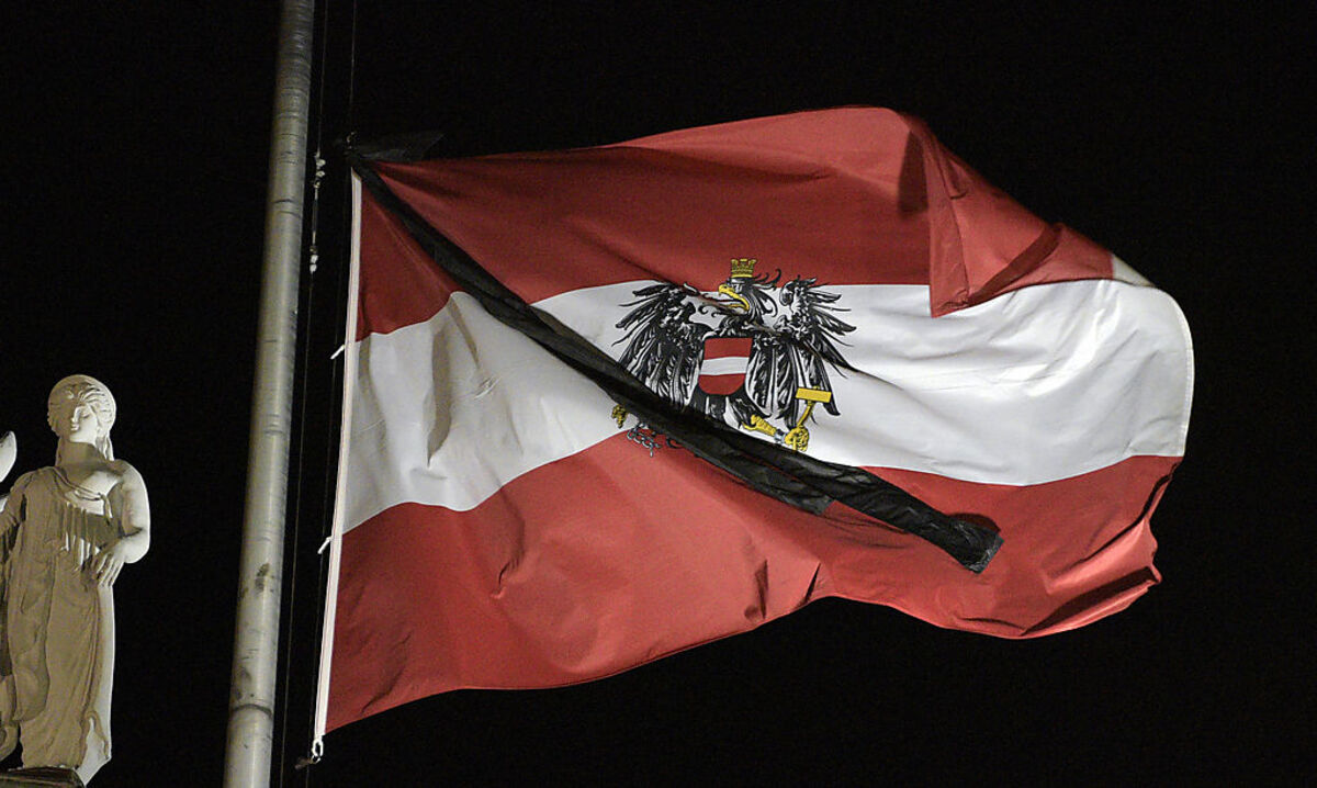 In Wien wurden die Flaggen an öffentlichen Gebäuden wie dem Parlament oder dem Bundeskanzleramt auf Halbmast gesetzt.