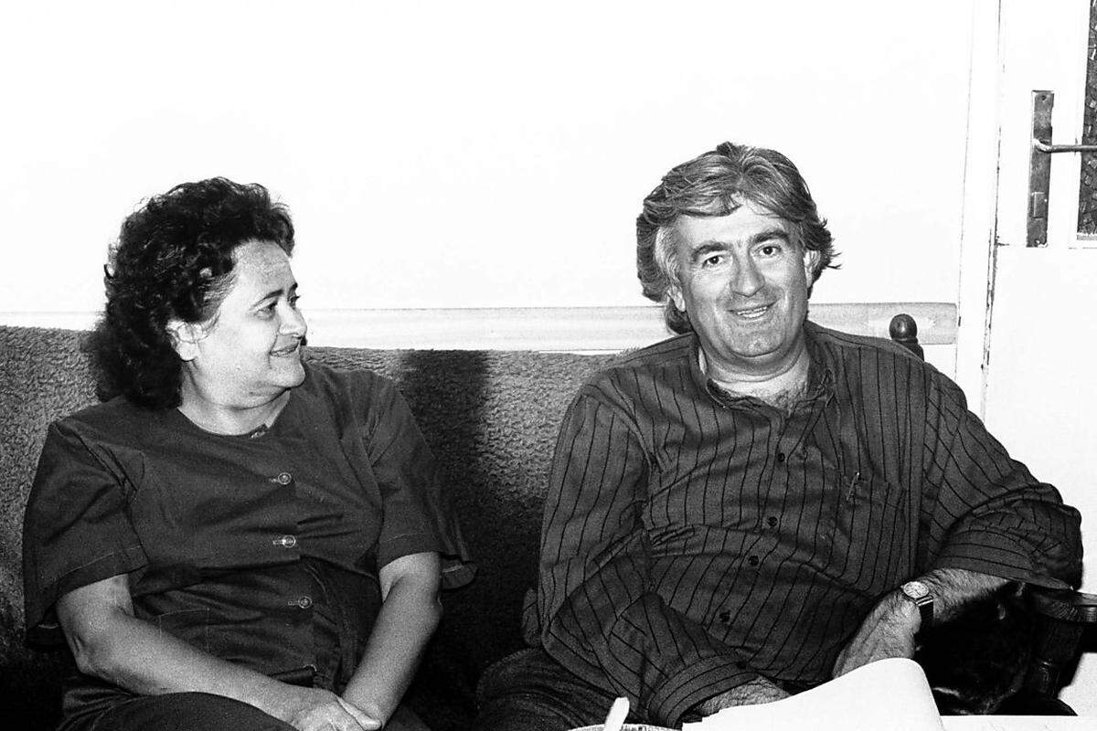 Der ausgebildete Mediziner (Fachgebiet Psychiatrie) gründet 1989 die nationalistische Serbische Demokratische Partei (SDS) und übernimmt den Vorsitz. Das Bild zeigt ihn 1991 mit seiner Frau Liljiana.