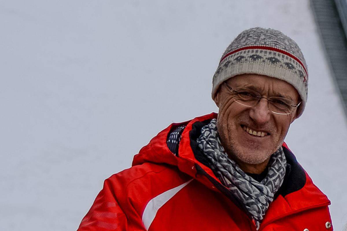 Toni Innauer, der frühere Sportdirektor der ÖSV-Nordischen, freute sich in Falun besonders mit Bernhard Gruber. "Ich habe den Berni eigentlich über meine Kinderskifeste zum Skispringen nach Bischofshofen und zum nordischen Sport gebracht. Dass er hier gewinnt, da schwingt das Herz mit, wenn man ihn schon als Kind gekannt hat. Ich habe gewusst, dass er ein Besonderer ist", sagte Innauer, der die WM-Bewerbe für das ZDF analysiert. Gruber sei nach Thomas Morgenstern der zweite Weltmeister, der vom Kinderskifest komme. Und Super-G-Champion Hannes Reichelt habe bei dieser Veranstaltung auch einmal ein Skispringen (mit Alpinski) gewonnen, erzählte Innauer.