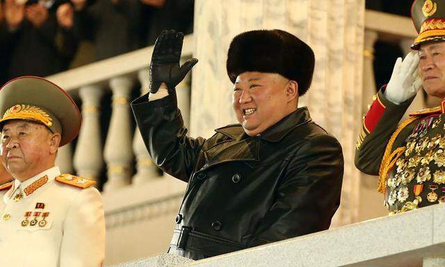Nordkoreas Diktator zeigt dem designierten US-Präsidenten die Muskeln: Bei einer pompösen Parade ließ er eine neue ballistische Rakete vorführen. 