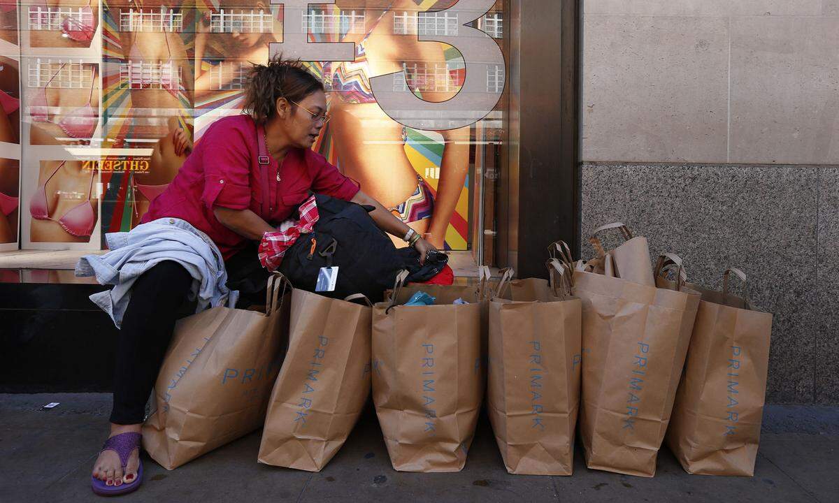 Die Produktion unserer Kleidung ist neben den katastrophalen sozialen Umständen beispielsweise auch schuld an zwanzig Prozent der globalen industriellen Wasserverschmutzung, schrieb die NGO. Ein großer Teil der Hosen, T-Shirts oder Kleider verstaube derweil in unseren Schränken. Im Schnitt wird jedes fünfte Stück nie getragen.