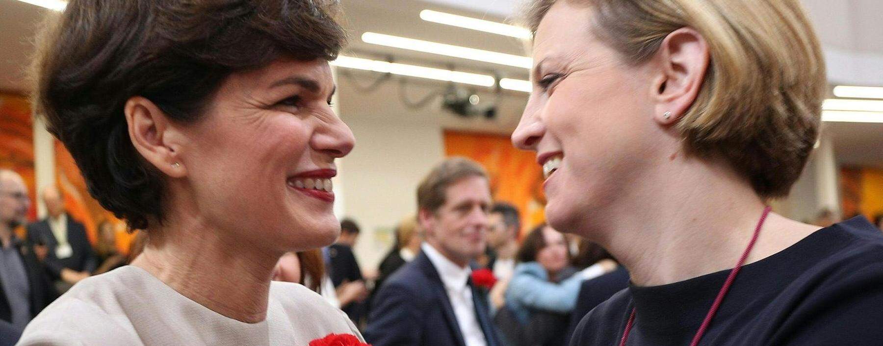 Damals durfte man sich noch persönlich näher kommen, heute geht es nur noch politisch: SPÖ-Vorsitzende Pamela Rendi-Wagner (l.) und Neos-Chefin Beate Meinl-Reisinger bei der konstituierenden Sitzung des Nationalrats vor einem Jahr.
