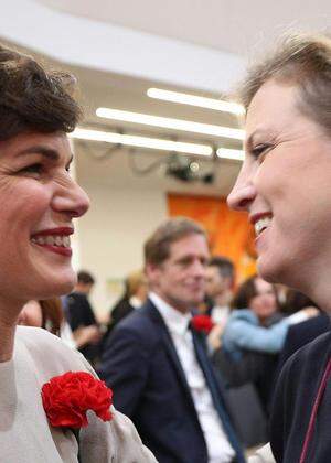 Damals durfte man sich noch persönlich näher kommen, heute geht es nur noch politisch: SPÖ-Vorsitzende Pamela Rendi-Wagner (l.) und Neos-Chefin Beate Meinl-Reisinger bei der konstituierenden Sitzung des Nationalrats vor einem Jahr.