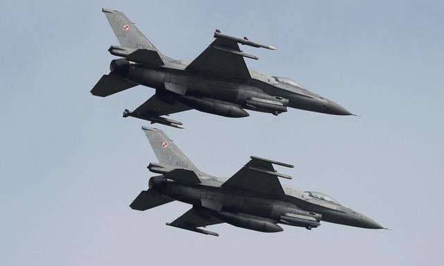 Polnische Militärjets vom Typ F-16.