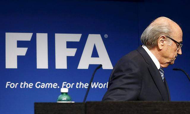 Blatter nach der Bekanntgabe seines Rücktritts am Dienstagabend