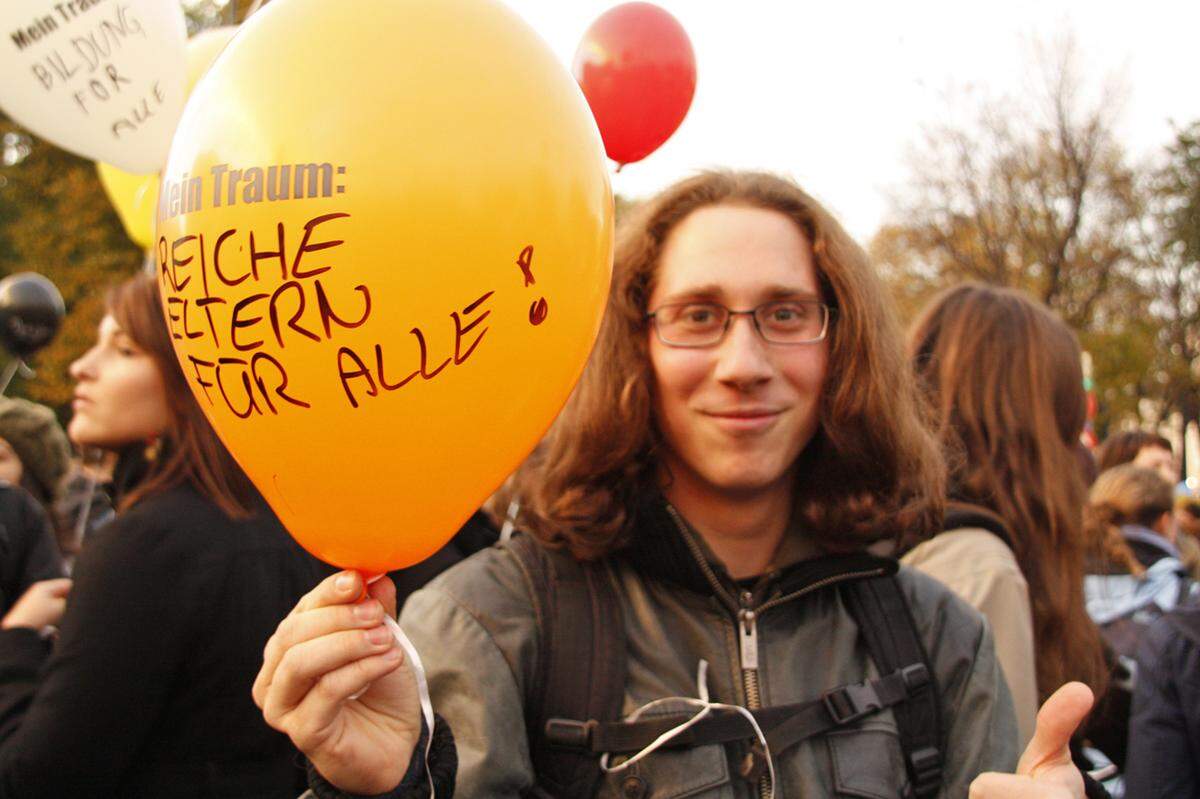 "Reiche Eltern für alle", auch den Wunsch kennt man von vergangenen Protesten.