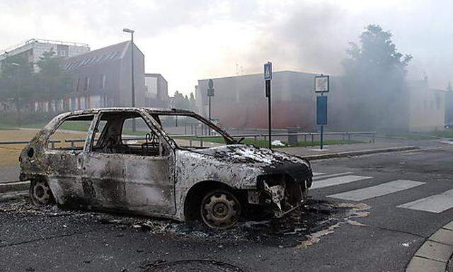 Bei den Protesten gingen zahlreiche Autos in Flammen auf.