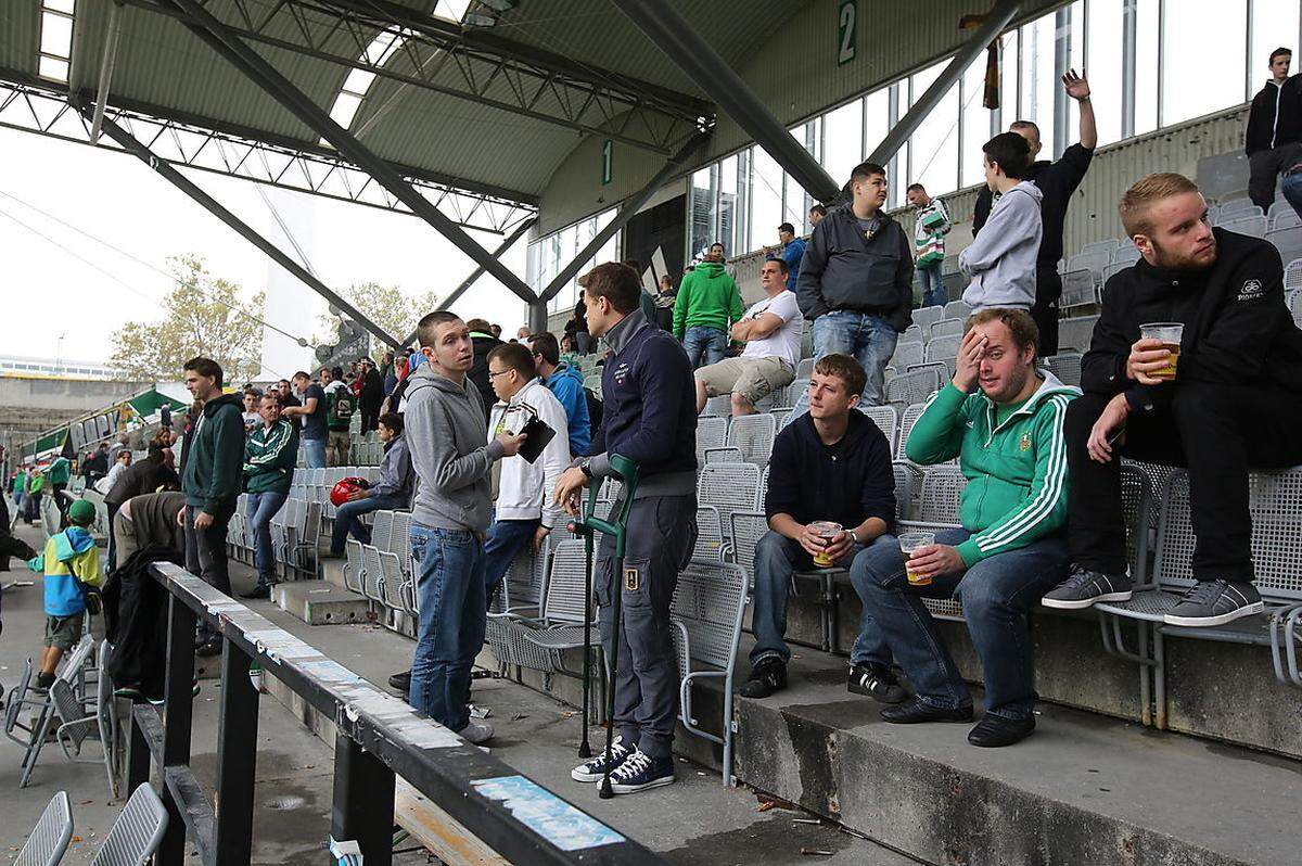 Manche Fans mussten zuerst zum letzten Mal auf "ihrem" Platz im Stadion sitzen und die Wehmut über sich ergehen lassen. Auch Tränen flossen. Erst dann wurde das Erinnerungsstück abgebaut.