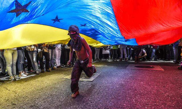 Die oppositionellen Kräfte Venezuelas drohen mit täglichen mehrstündigen Blockaden der Infrastruktur des südamerikanischen Ölstaates, der seit langem ins Chaos driftet.