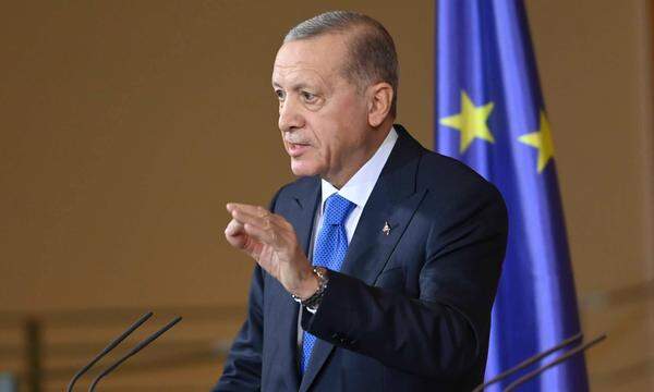 Der türkische Präsident Erdogan schlägt gegenüber der EU scharfe Töne an. Die Kommission findet dennoch, dass eine Annäherung geboten wäre.