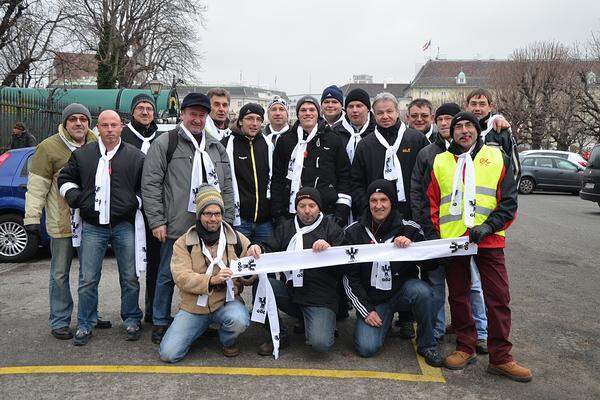 Viele sind als große Gruppe mit Arbeitskollegen gekommen. Im Bild: Die Bediensteten der Straßenmeisterei Poysdorf ("die Weinstadt Österreich") fordern "gutes Geld für gute Arbeit".