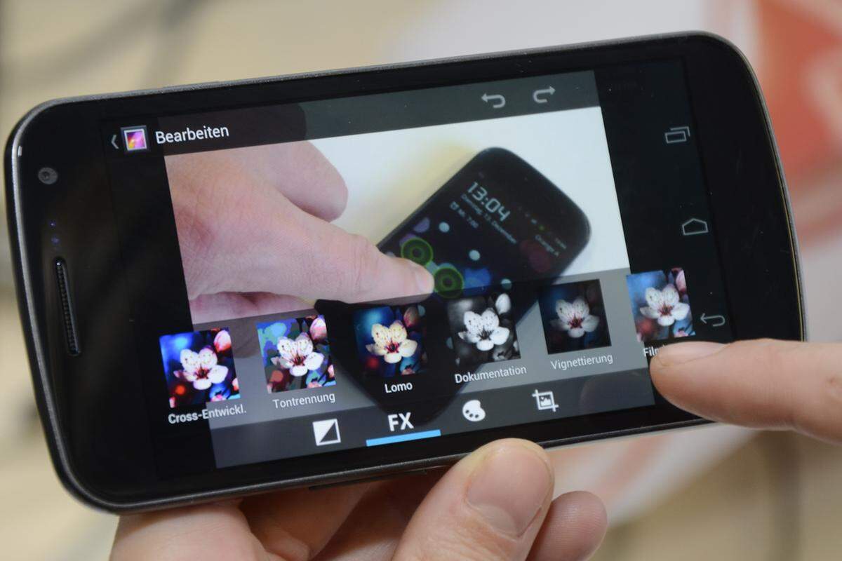 Dafür bringt Android 4.0 einige Neuerungen für die Kamera-App. Belichtung und Weißabgleich können im Unterschied zum iPhone eingestellt werden und einige Automatik-Modi wie Action, Nacht oder Party helfen, die Kamera der Situation anzupassen. Neu ist die Nachbearbeitung von Bildern, die neben Filtern wie "Lomo" auch Belichtung und Farbe und Bildausschnitt bearbeiten lässt.