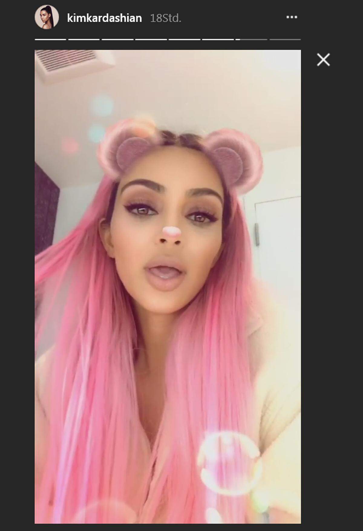 Reality-TV-Star Kim Kardashian gilt als Stilikone. Was sie trägt, ist Trend. Bei ihrer neuesten Haarfarbe scheint sie sich aber von vielen ihrer Kolleginnen inspiriert zu haben. Denn rosarotes Haar trugen viele von ihnen bereits.