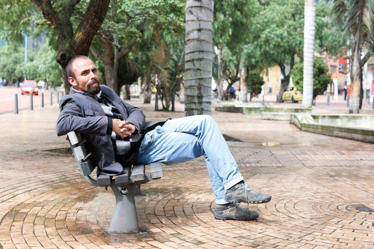 Bogotá, Kolumbien: "Ich sitze hier seit vier Stunden und überlege, was ich tun soll. Ich möchte nicht nach Hause." Er war sein Leben lang drogenabhängig. "Nun war ich drei Monate lange clean. Aber ich habe es versaut."
