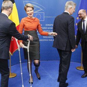 Belgiens Königin auf Krücken