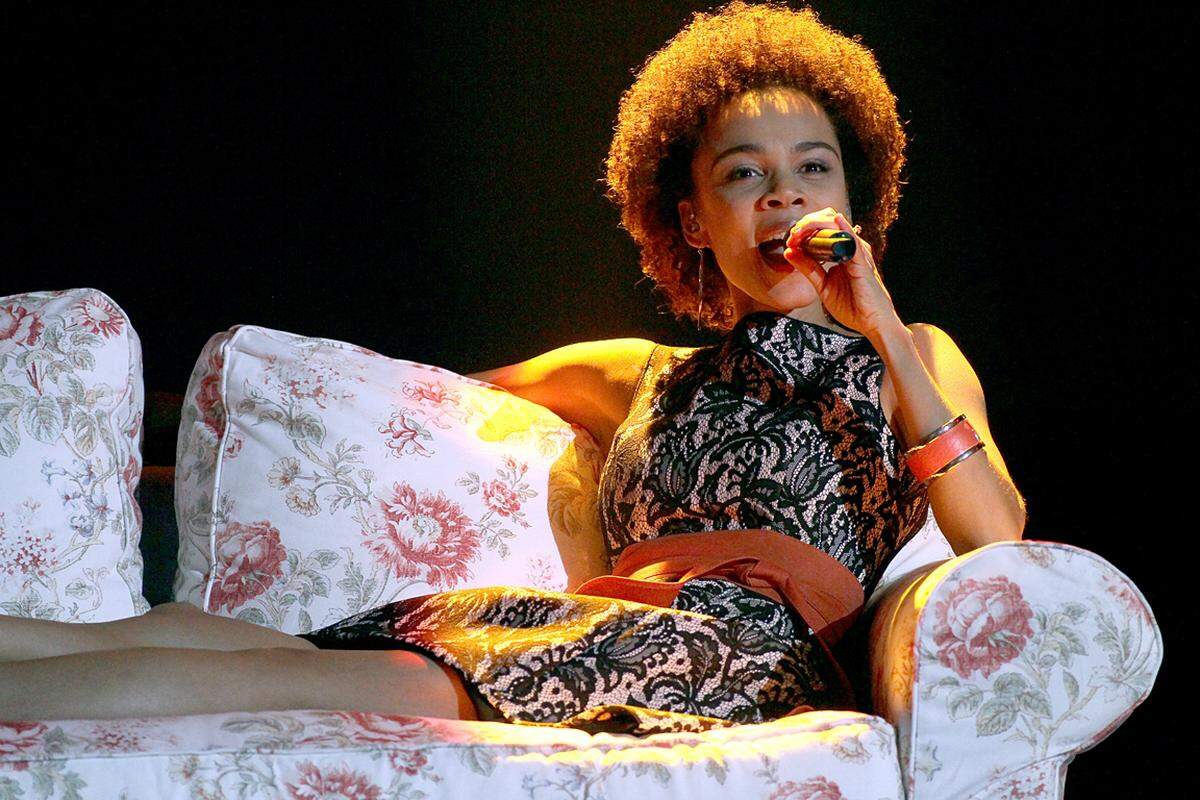 Die Soulsängerin Yela kam auf Platz zwei. Ihre Ballade "Feels Like Home", bei der sie mit kraftvoller Stimme Heimatgefühle evoziert, brachte der 31-Jährigen 50 Punkte ein.