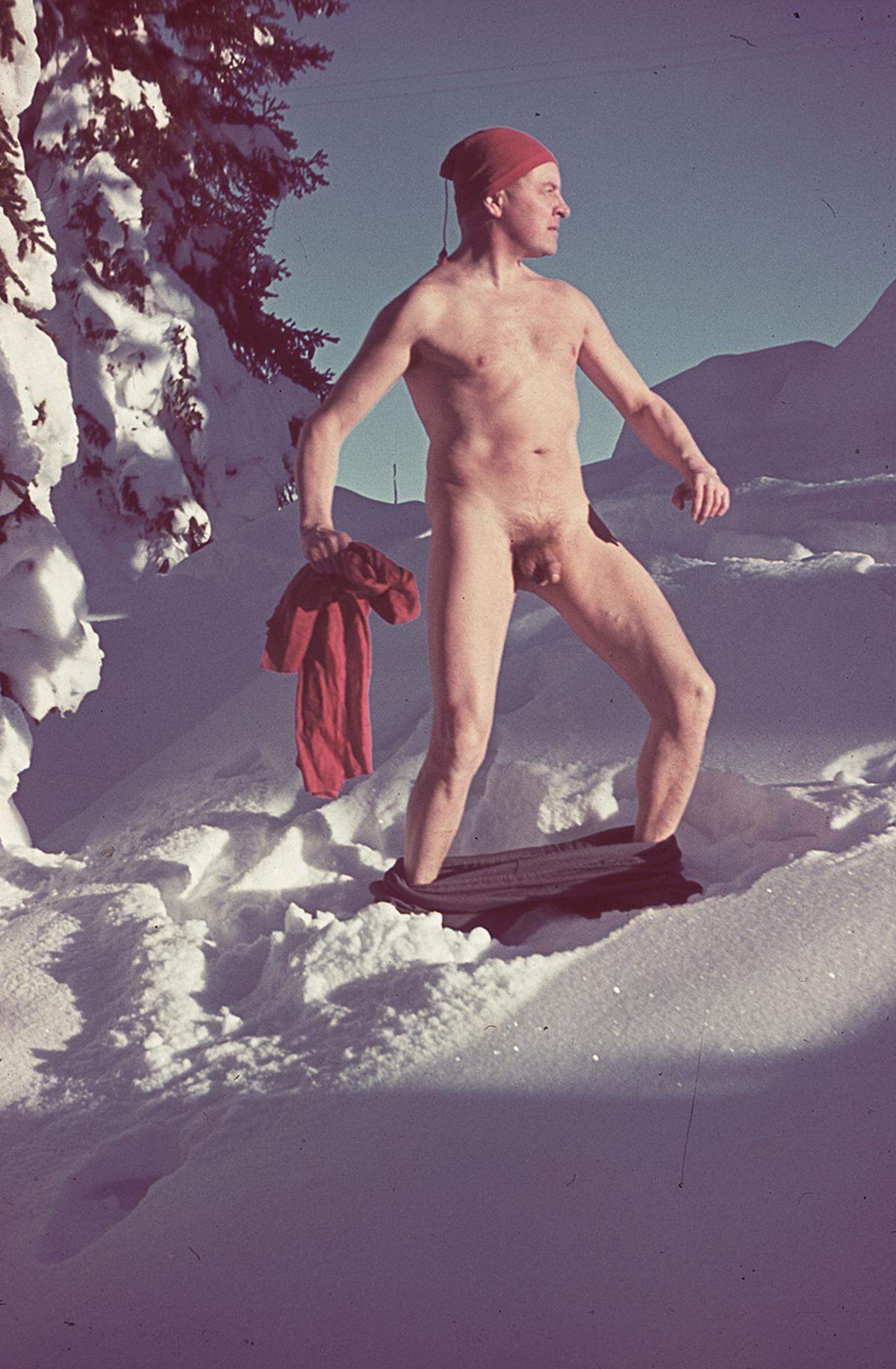 Aber auch ein Selbstporträt findet sich in der Schau: Alfons Walde um 1940, bis auf eine rote Wollmütze nackt mit heruntergelassener Hose - im Schnee.Alfons Walde: Selbstporträt, um 1940