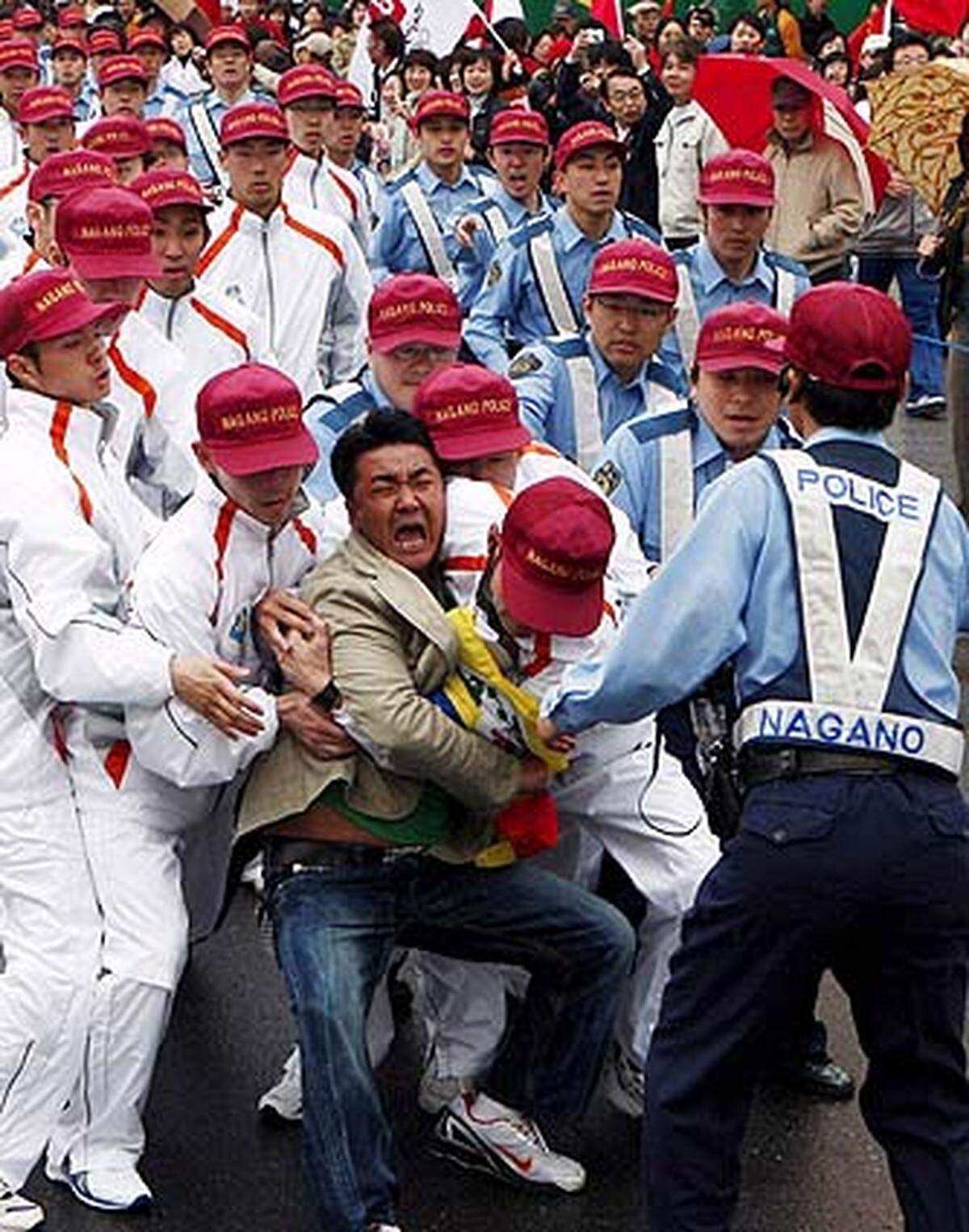 Beim Fackellauf im japanischen Nagano kommt es zu gewaltsamen Auseinandersetzungen zwischen pro-tibetischen, chinesischen und japanischen Demonstranten.
