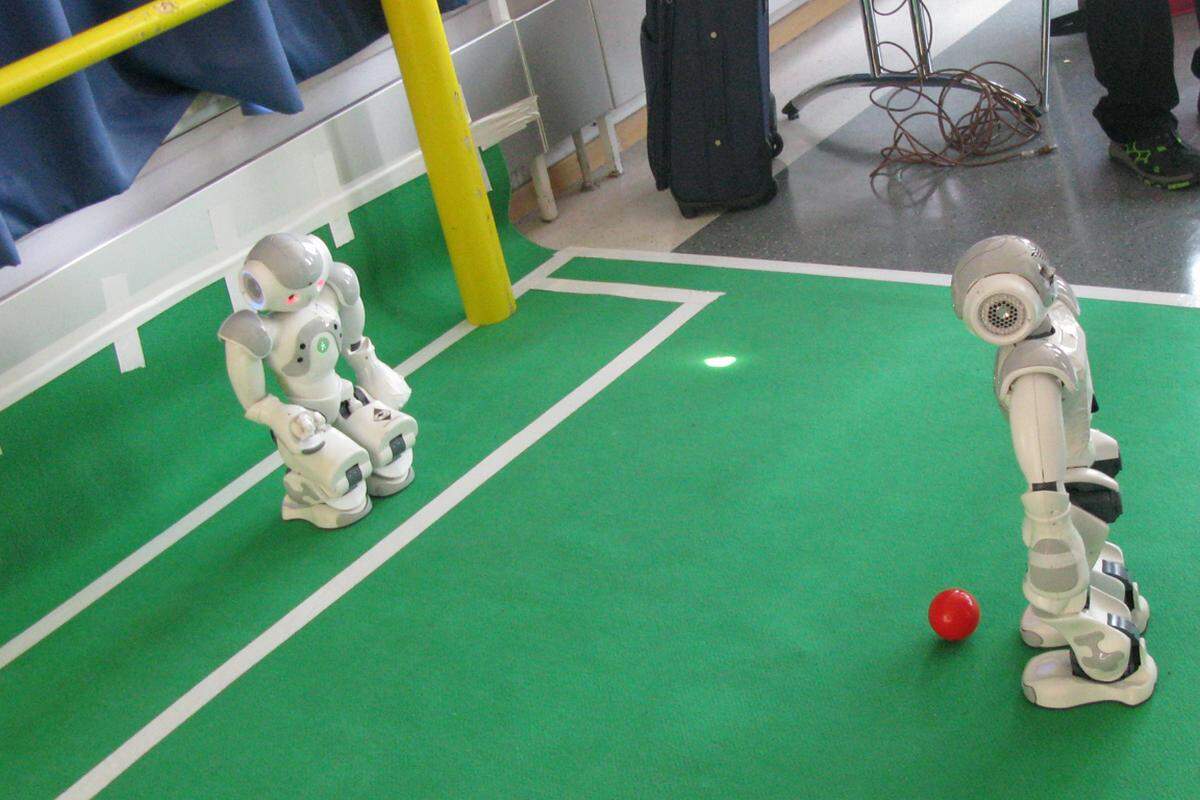 Zu guter letzt sollte ein Roboter im Alltag auch auf Aktionen anderer Maschinen bzw. Menschen reagieren können. An dieses Problemfeld tasten sich die Forscher mit Fußball-Robotern heran, die als Stürmer und Tormann aufeinander reagieren sollen.