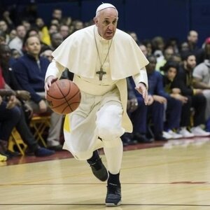Der Papst ist ein Lieblingsobjekt für am Computer kreierte Bilder, dieses Mal ließ man ihn Basketball spielen.