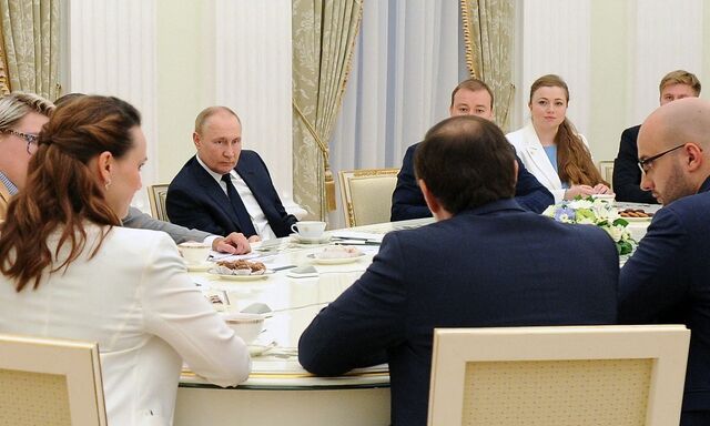 Putin im Gespräch mit Gewinnern des prestigeträchtigen "Anführer von Russland"-Wettbewerbs im Kreml im Moskau.