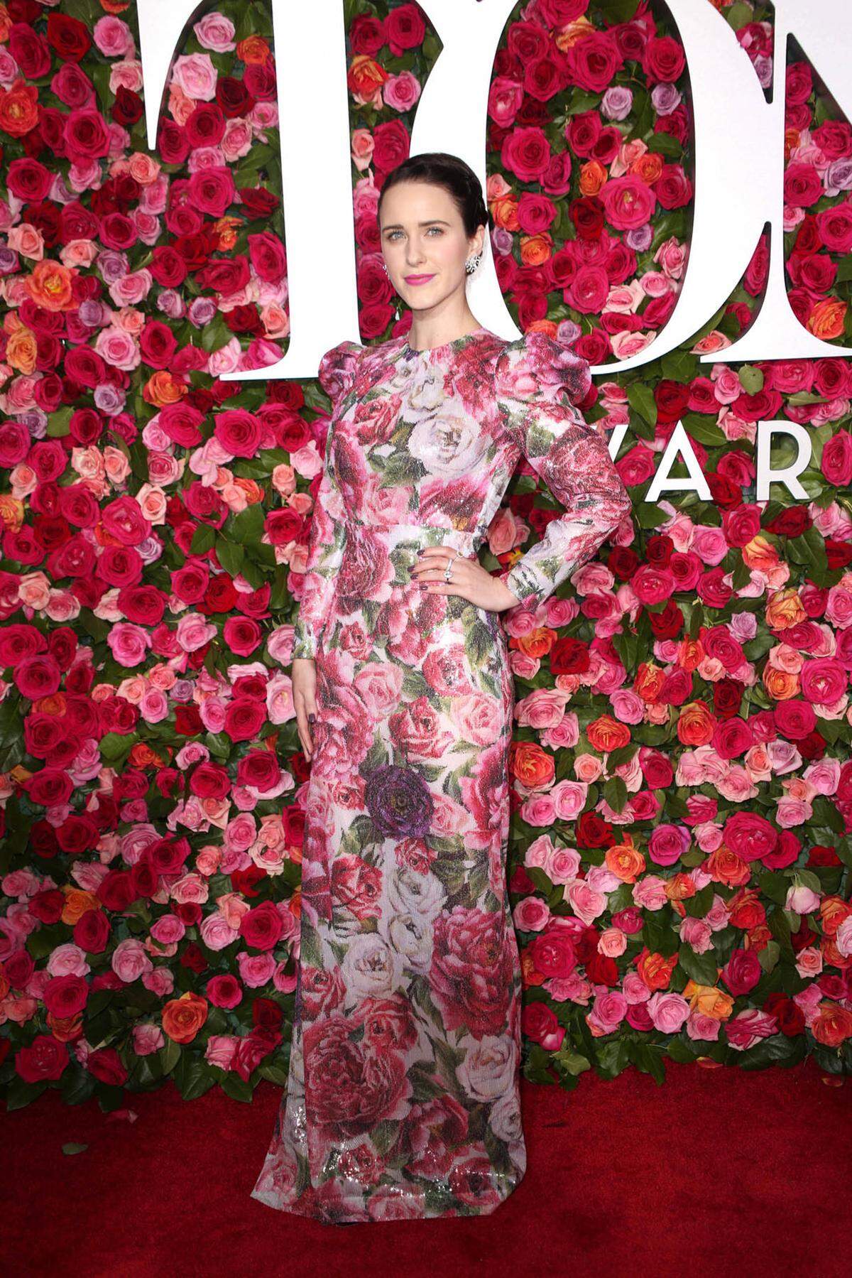 Rachel Brosnahan verschmolz in Dolce &amp; Gabbana fast mit der floralen Blütenwand.