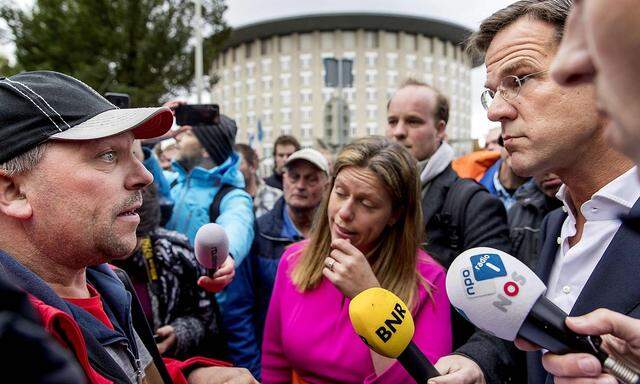 Die Regierung von Premier Rutte (recht) versucht die Emissionen des Landes zu vermindern und stößt dabei auf Widerstand bei den Landwirten.