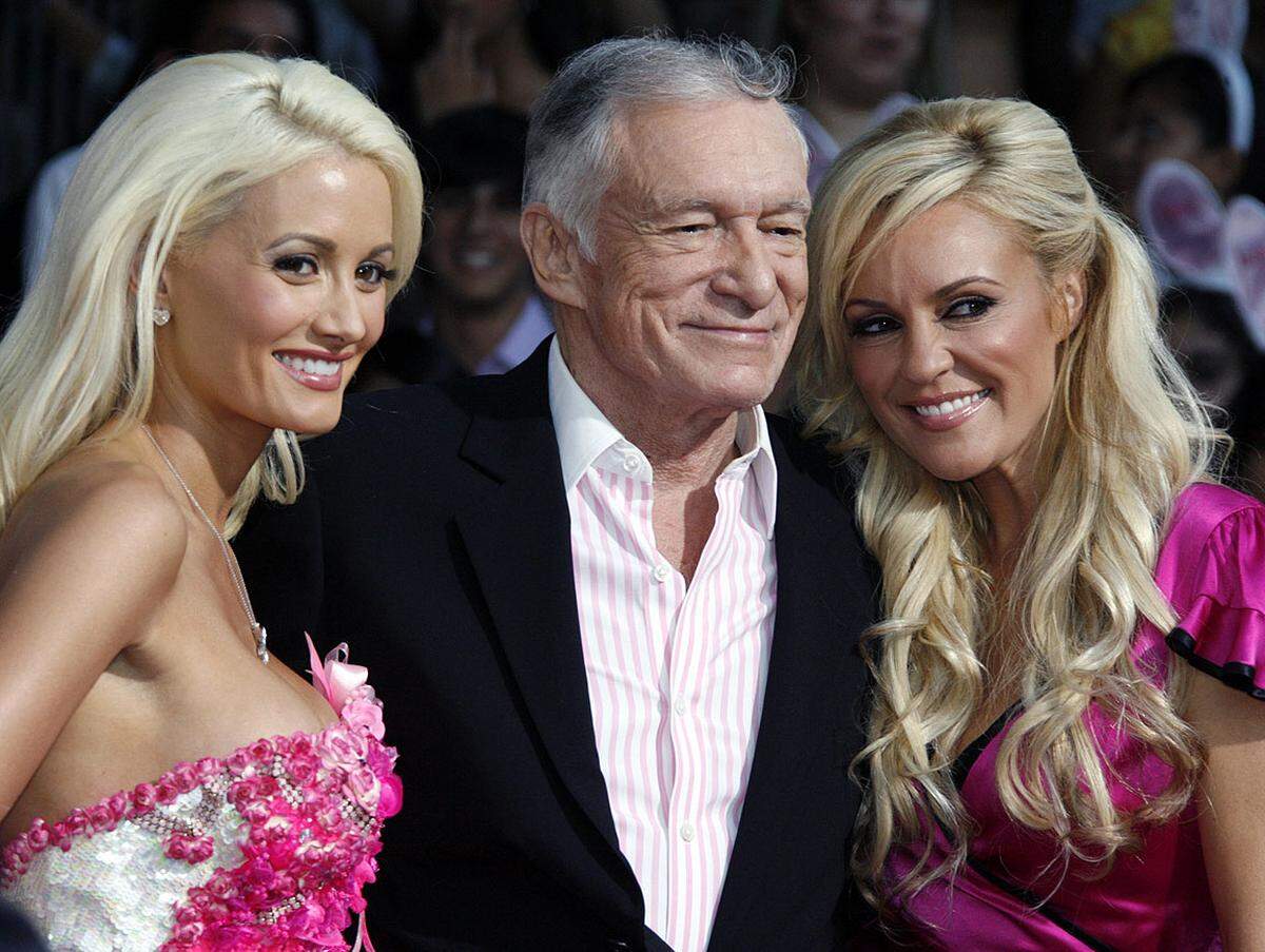 Hefner war schon immer ein Mann, der die Frauen lieber "begreift" als versteht. Er sah sich immer als Ästhet: Was sei denn dran an einer nackten Frau, das sei doch etwas unschuldiges, natürliches und schönes? Und viel zu selten zu sehen in den prüden Vierzigern.