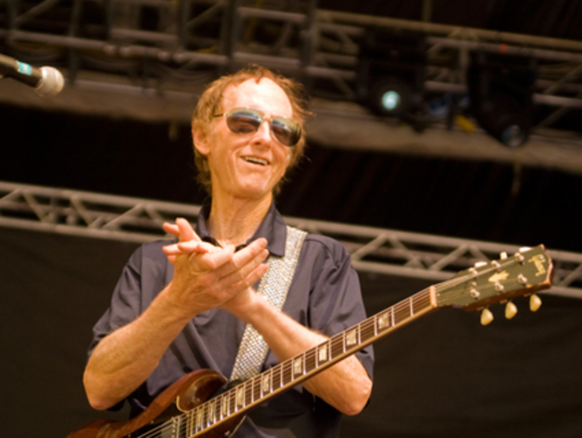 Der fürchterlich lange Name rührt übrigens wohl von einem Rechtsstreit der beiden mit dem früheren Doors-Schlagzeuger John Densmore: Dieser erwirkte 2005 eine Verfügung, dass die beiden "Doors" nicht im Bandnamen führen dürfen. Das erinnert irgendwie an "The artist formally known as Prince".