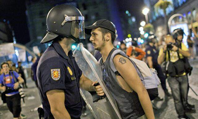 Madrid Polizei trennt Katholiken