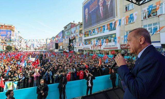 Zum ersten Mal seit seinem Amtsantritt liegt die Partei des türkischen Präsidenten nicht an erster Stelle.