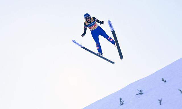 Eva Pinkelnig geht als Gesamtweltcupsiegerin in Vikersund auf Weitenjagd. 