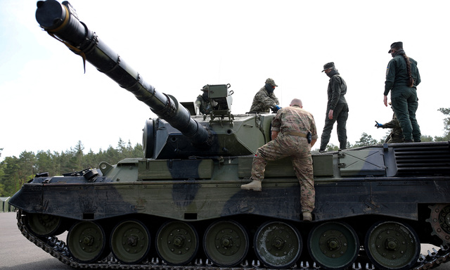 Archivbild vom 5. Mai. Ukrainische Soldaten werden in Deutschland an Leopard-Panzern trainiert.