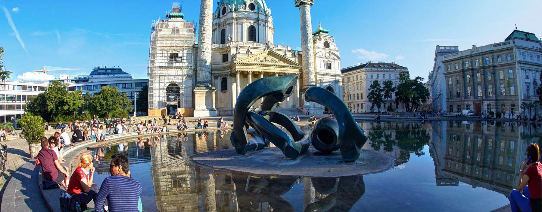 Britische Spur vor der Karlskirche: Die Skulptur „Hill Arches“ im Teich war ein Geschenk des britischen Bildhauers Henry Moore an die Stadt.