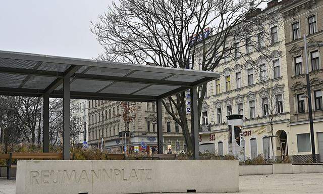 Zentrum von Inner-Favoriten und der Diskussionen: der frisch renovierte Reumannplatz.